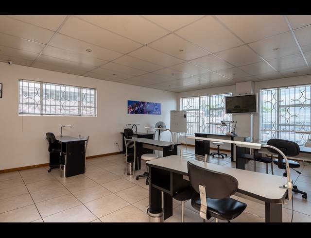 125M² OFFICE TO LET IN RANDHART
